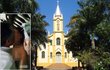 Padre é filmado beijando garota de 14 anos dentro de igreja em MG