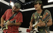 Veja roteiro da guitarra baiana na folia e entrevista com Armandinho e Morotó Slim ((Foto: Arisson Marinho/CORREIO))